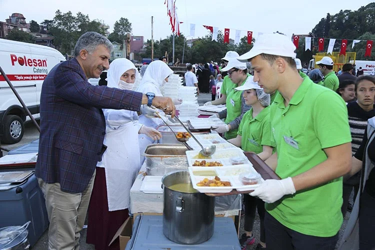Beykoz Belediyesi’nin kurmuş olduğu sokak iftarları her akşam binlerce vatandaşı