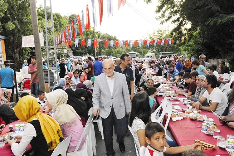 Her akşam Beykoz’un farklı mahallelerinde kurulan iftar sofralarında manevi atmosfer