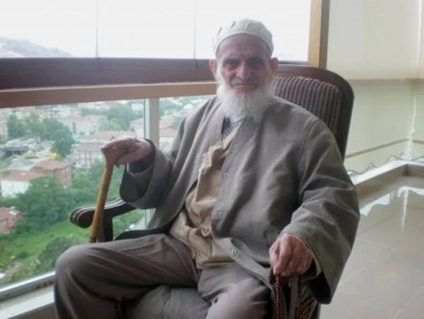 Beykoz'da yaşayan 102 yaşındaki emekli İmam Ömer Kır, tek parti