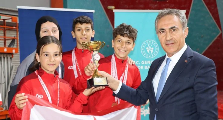 Trabzon'da düzenlenen Okul Sporları Tırmanış Türkiye Şampiyonası'nda Beykoz Boğaziçi Kız