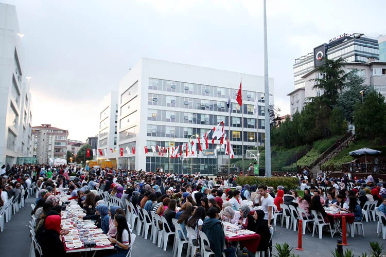 Beykoz Belediyesi, sokak iftarları kapsamında İstanbul Medipol Üniversitesi'nde iftar yemeği