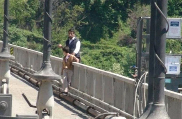 Fatih Sultan Mehmet Köprüsü’nün korkuluklarına çıkan taksici Tuncay Kuşçular(42), 16