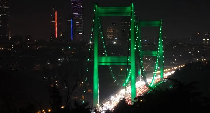 Beykoz'un iki köprüsünden biri olan Fatih Sultan Mehmet Köprüsü, İrlanda