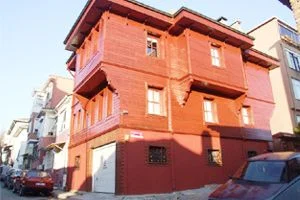 Yalıköy Mahallesi’nin her bir sokağında Türk Ev Sanatı’nın birçok örneklerini