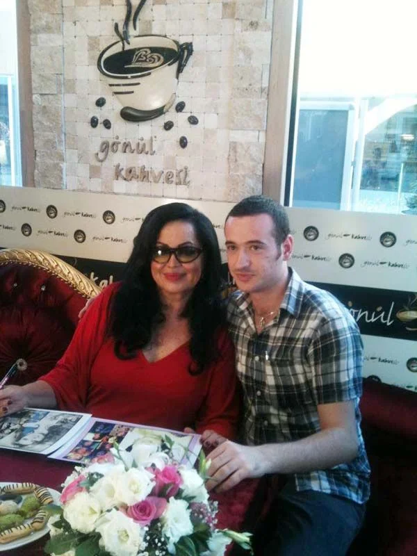 Akarsu, yazım hayatına şiirle başlamış bir edebiyat tutkunu.. Hayatı sorgulayan