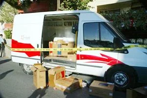 Beykoz'da özel bir şirkete ait sigara dağıtım aracı bir markete