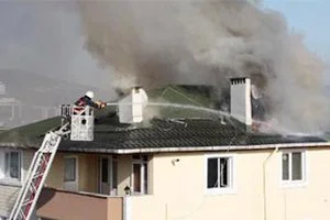 Beykoz Otağtepe’de, çatısında tadilat çalışması yapılan 5 katlı binada yangın