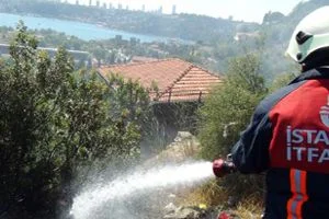 Beykoz'da, fundalık alanda başlayan yangın mahalle sakinlerine zor anlar yaşattı...