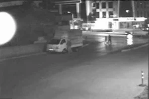 Beykoz’da bir yatak firmasına ait nakliye kamyonetinin çalınma anı, güvenlik