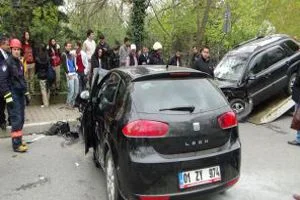 Beykoz'da, iki otomobilin çarpışması sonucu meydana gelen kazada, 5'i kadın