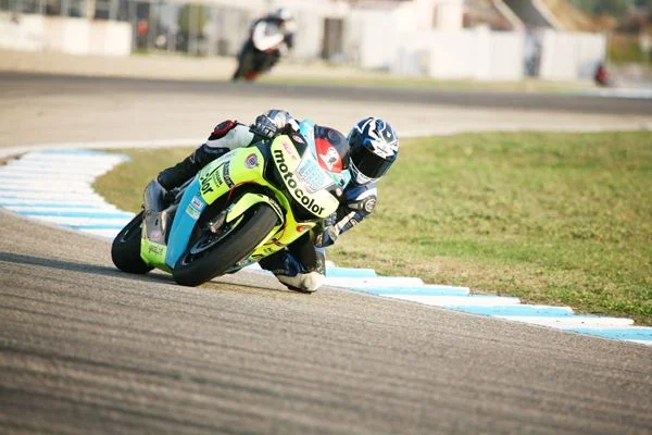 İlk etapta ulaşım için kullanmaya başladığı motosikletin kendisini pistlerin şampiyonu