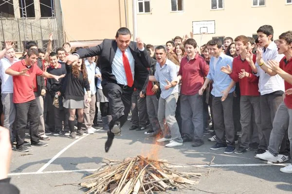 Baharın gelişini simgeleyen “Nevruz Bayramı” Beykoz Anadolu Lisesi’nde düzenlenen programla