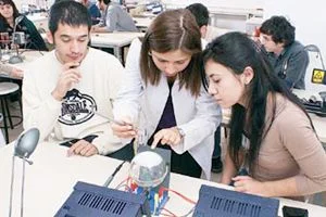 Başarılı öğrencileri burslarla çekmeye çalışan vakıf ve devlet üniversiteleri, tanınmış