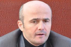 Daha önce AK Parti Beykoz İlçe Başkanlığı’na aday olduğunu açıklayarak,