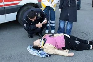 Beykoz’da, sabah sporuna çıkan anne-kıza otomobil çarptı. Yaralılar uzun süre