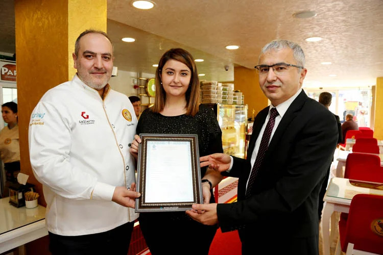 Beykoz Belediyesi’nin 'İşyerlerine Yerinde Ruhsat Teslimi Uygulaması' ilçede faaliyete başlayan