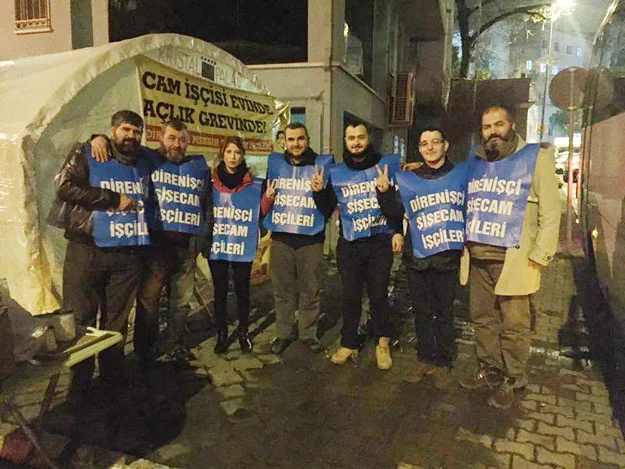 Beykoz'daki Kristal İş Sendikası Genel Merkez binası önünde direnişte olan