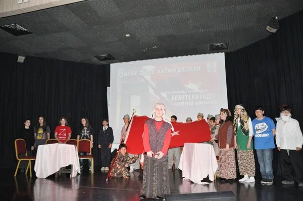 Beykoz'da gerçekleştirilen tiyatro etkinliğinde, Çanakkale günlerinin zorlukları resmedildi.