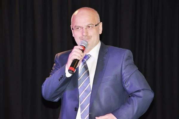 ishakaga tiyat S8rDUs5ob