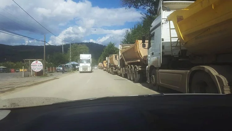 Beykoz İshaklı Mahallesi’nin yolları hafriyat kamyonları yüzünden kullanılamaz hale gelince