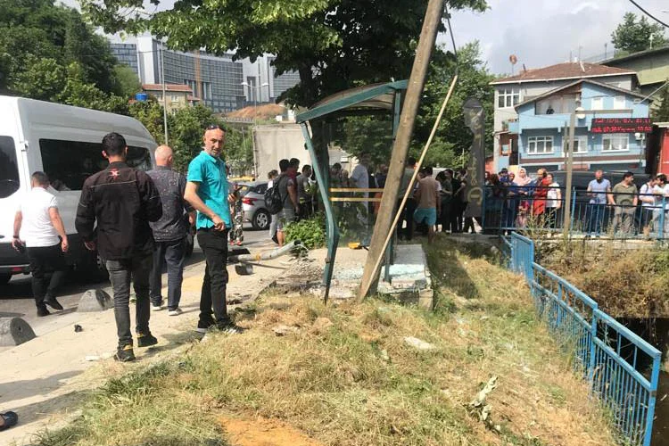 Beykoz Göksu'da seyir halindeki İSKİ'ye ait kamyon İETT durağına çarptıktan