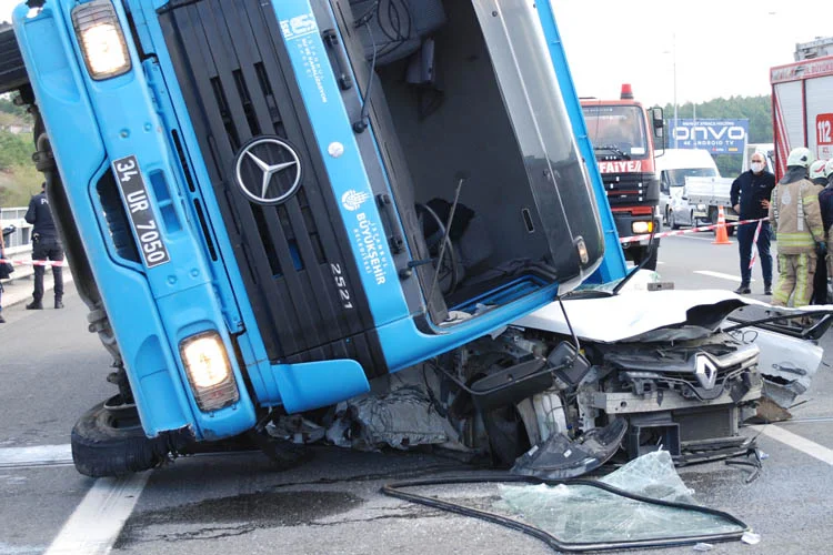 Kuzey Marmara Otoyolu Beykoz geçişinde beton yüklü İSKİ’ye ait kamyon