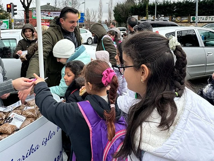 Beykoz’da muhtar adayı kedi maması dağıttı 1 ismet 2 vdS8qsdSoJ
