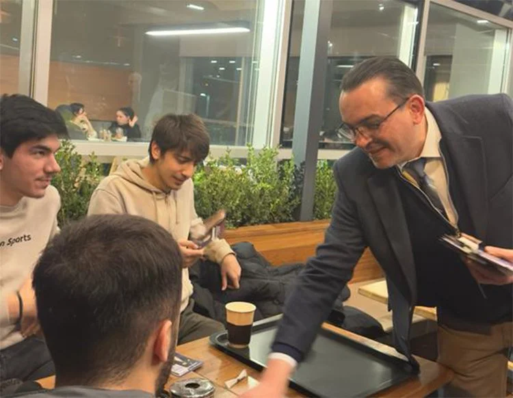 Muhtar adayı Beykoz Kahvecisinde seçim çalışması yaptı 3 ismet kapak 3 eaHVco88eX