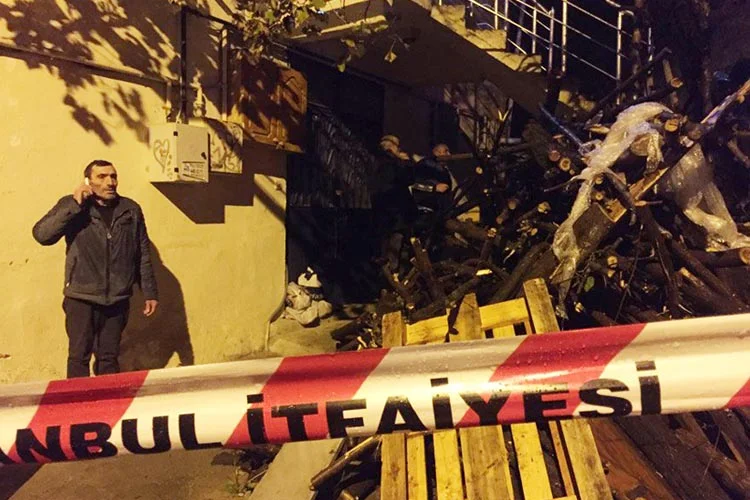 Beykoz İncirköy'de gece saat 23.00 sularında aşırı yağmur nedeniyle yıkılan