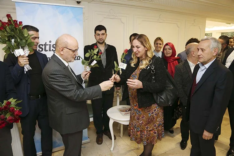 Zaman zaman toplumun çeşitli kesimleriyle bir araya gelen Belediye Başkanı