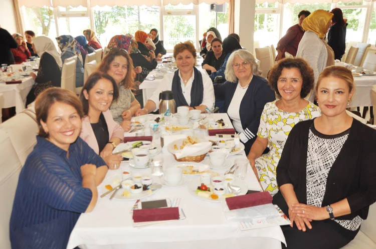 İlim Yayma Cemiyeti Beykoz Şubesi'nin Kadın Kolları, kahvaltılı bir organizasyonda
