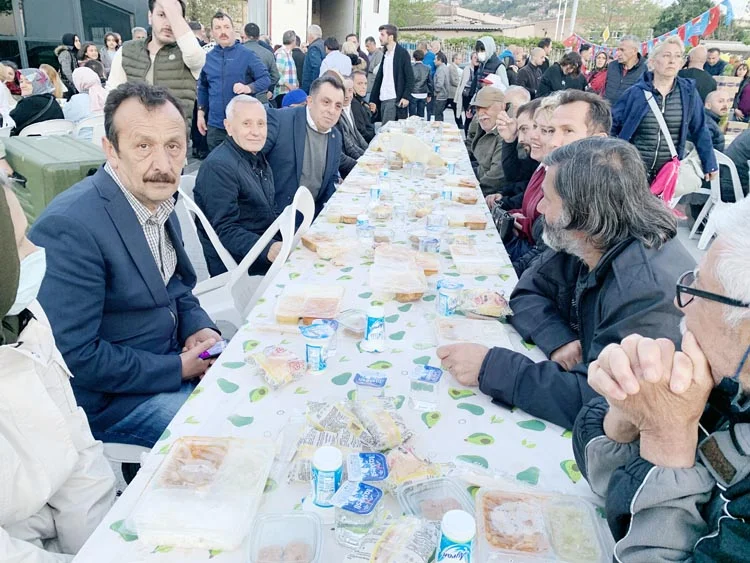 İYİ Partililer Beykoz Belediye Meydanını doldurdu 2 iyi iftar beyk NF dkPLtlJ
