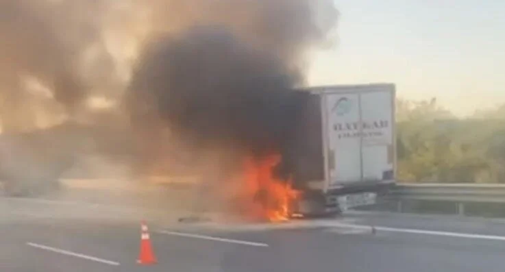 Kuzey Marmara Otoyolu Beykoz geçişinde kağıt yüklü tır hareket halinde