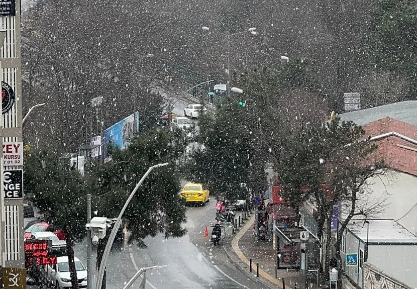 Meteoroloji uzmanlarının uyarıları sonrası Beykoz'da ilk kar yağışı başladı. Kar