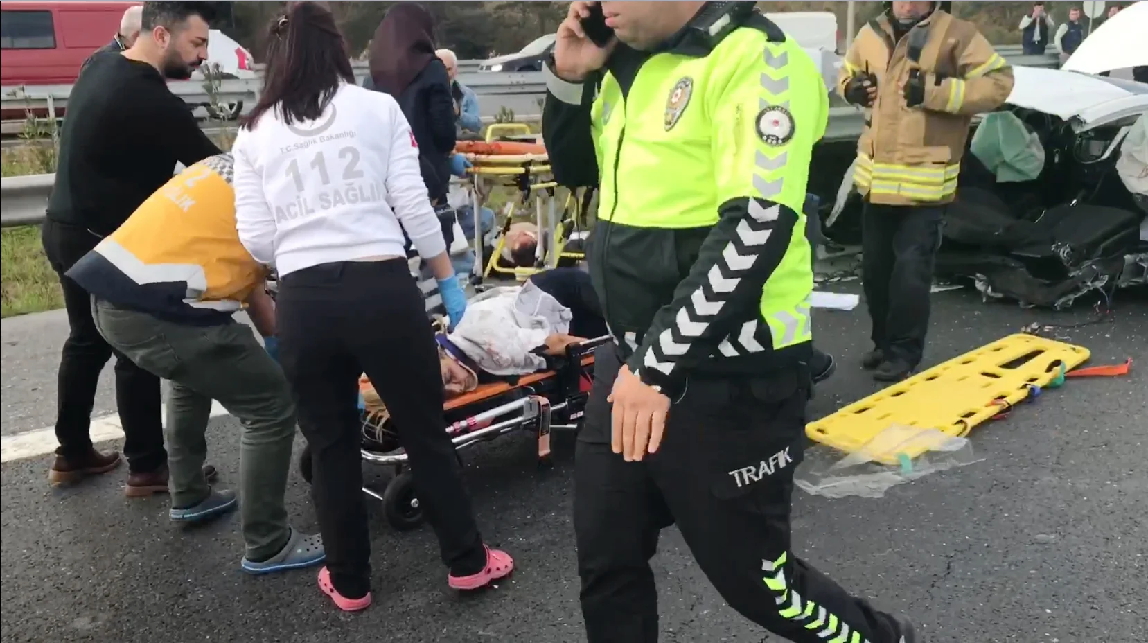 Beykoz'da yaşanan trafik kazasında bariyerlere çarpan otomobil parçalara ayrılırken 1