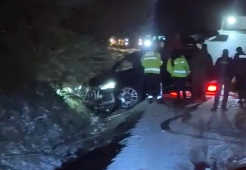 Beykoz Polonezköy’de seyir halindeki otomobil karlı güzergahta ilerlerken yoldan çıkarak
