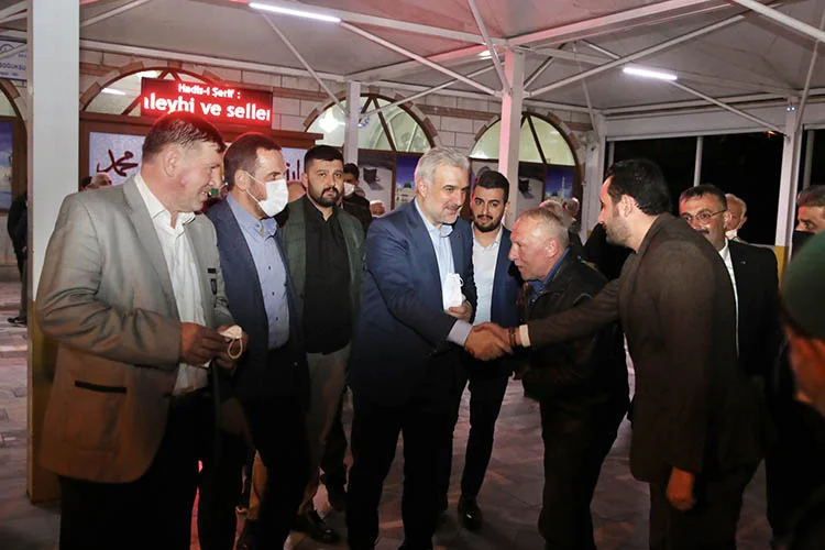 AK Parti İstanbul İl Başkanı Osman Nuri Kabaktepe, beraberindekilerle beraber