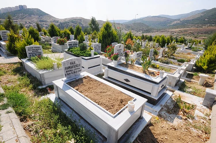 Beykoz Belediyesi, ilçe merkezine uzakta olan mezarlıklara gidemeyen vatandaşlar için