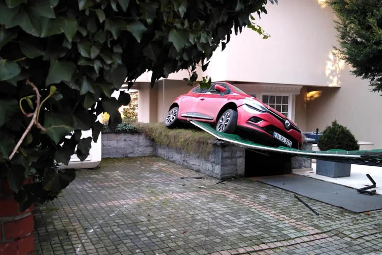 Beykoz Acarlar Mahallesi'nde bir kadının kullandığı otomobil villanın balkonuna düştü.