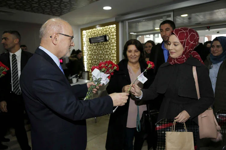 Beykoz Belediye Başkanı Yücel Çelikbilek, belediye personelinin 8 Mart Dünya