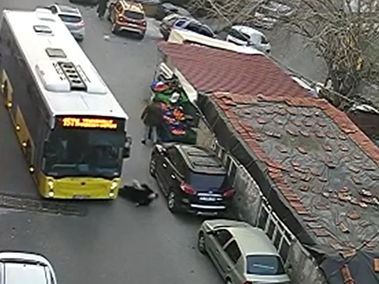 Beykoz Yenimahalle'de 15TY hatlı İETT otobüsünün karşıdan karşıya geçen yaşlı
