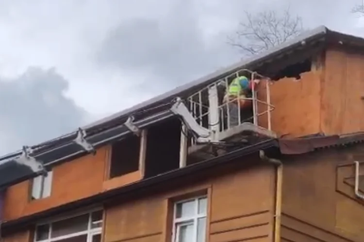 AK Parti eski yöneticilerinden Mustafa Demir’in çatısında yapmış olduğu ek