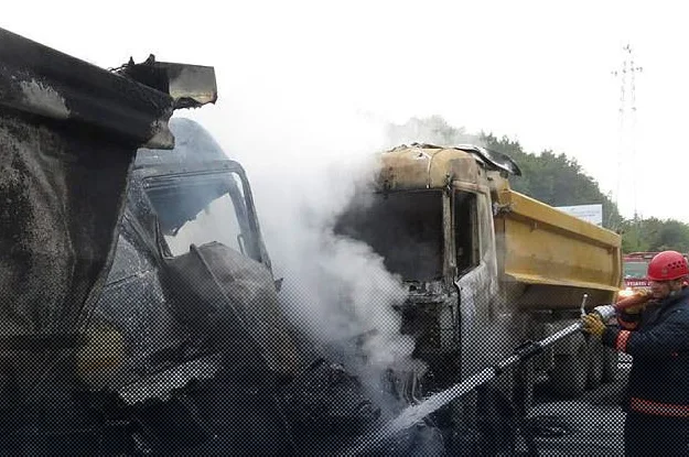 Beykoz Poloneköy yolu üzerinde iki hafriyat kamyonu kafa kafaya çarpıştı.