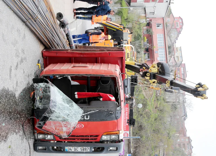 Beykoz, Dedeoğlu Kavşağı'nda gerçekleşen kazada iki kişi yaralandı.