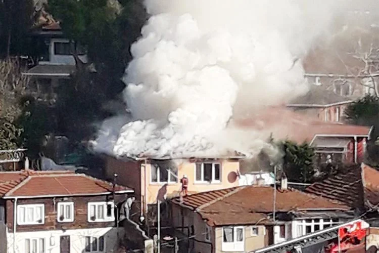 Beykoz Kanlıca Mahallesi Hıdiv Kasrı Caddesi Muhacir Sokaktaki iki katlı