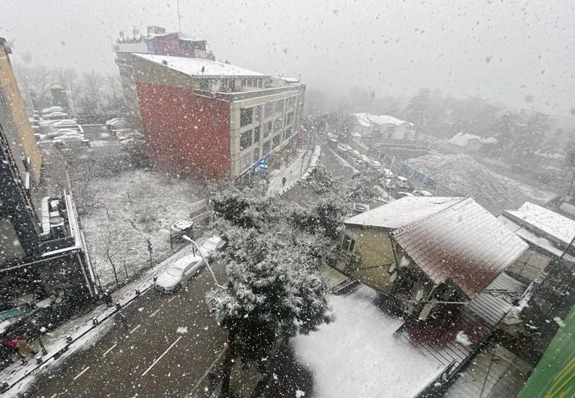 İstanbul’da beklenen kar yağışı başladı. Bölgenin yüksek kesimlerinden olan Beykoz’da