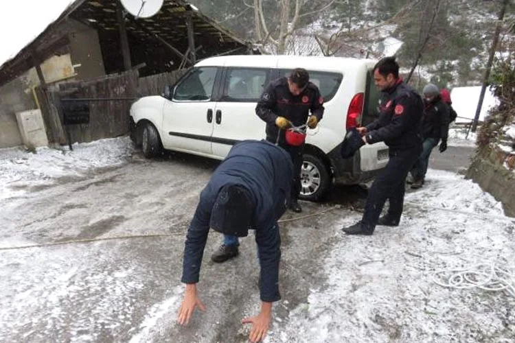 Beykoz'un Kavacık Mahallesi'nde bir araç, yolun buz tutması nedeniyle kontrolden