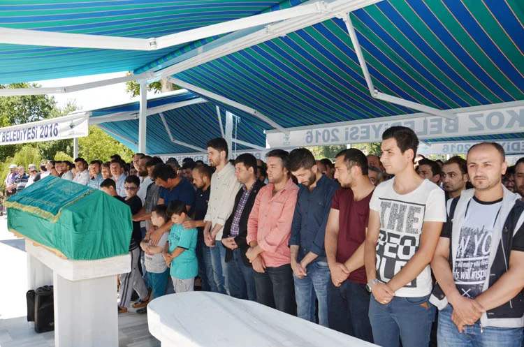 Beykoz Ortaçeşme Mahallesi'nin sevilen isimlerinden Fatih Karaağaç, Cuma namazına müteakip