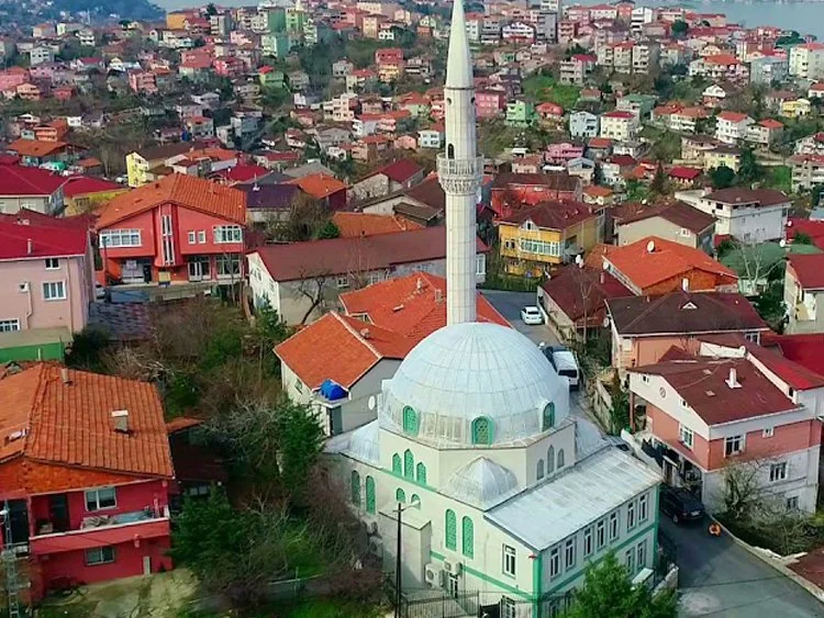 Beykoz’daki bir cami çatlakların oluşması üzerine Kaymakamlık kararıyla ibadete kapatıldı.