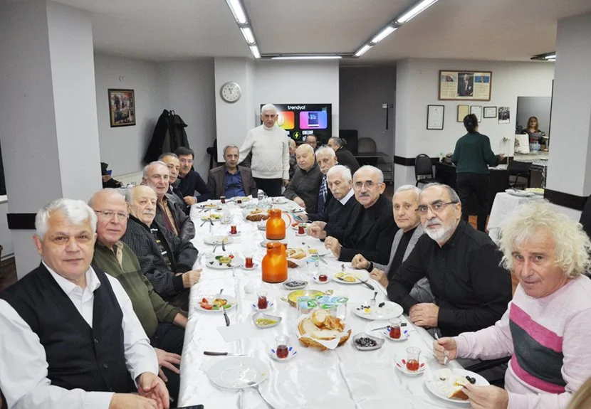 Beykoz Doğu Karadenizliler Derneği Yönetimi üyelerini sabah kahvaltısında bir araya